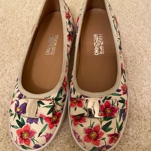 Brand New Ferragamo Girls floral flat sneakers sz 1